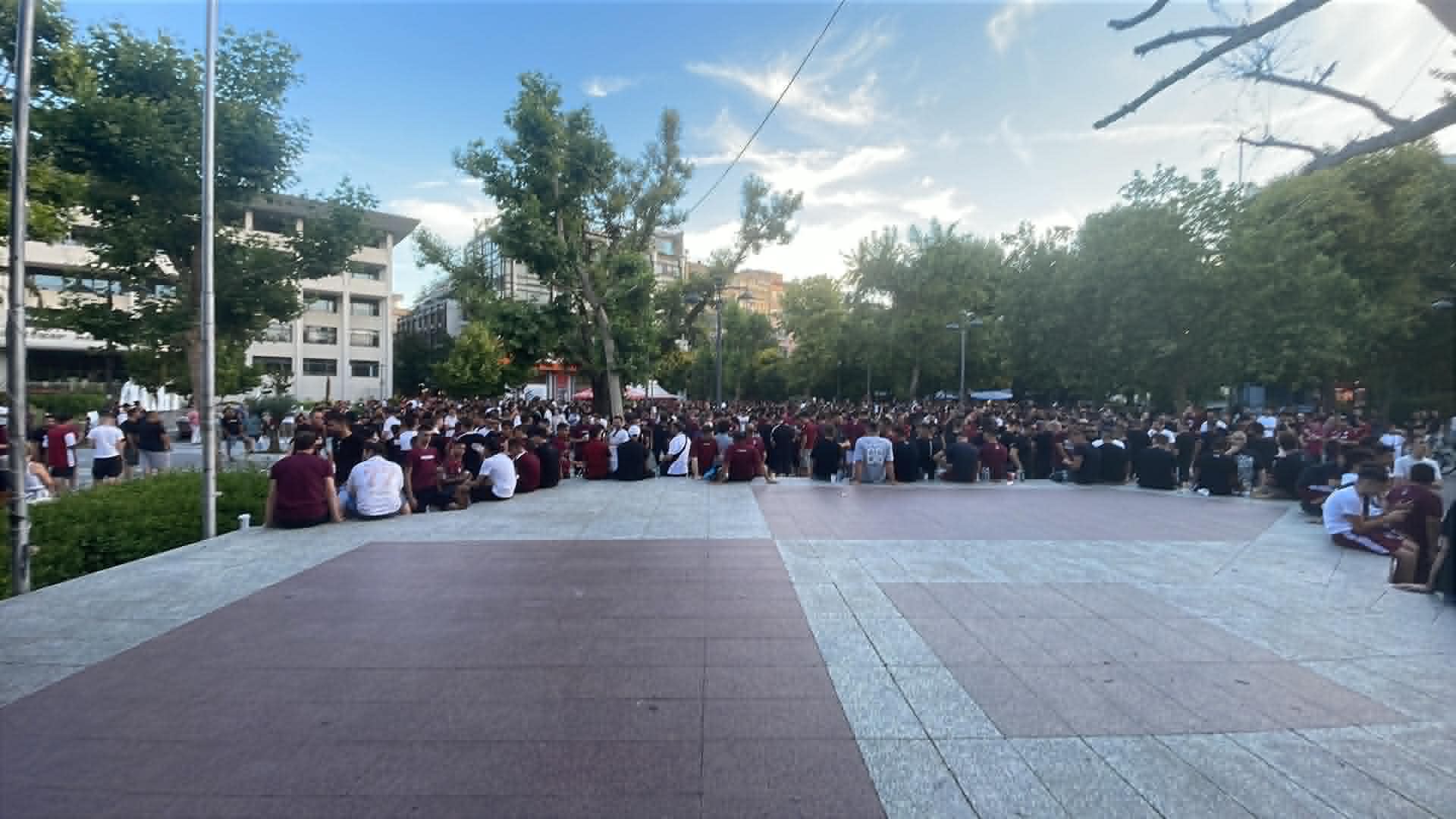ΛΑΡΙΣΑ - Οι φίλαθλοι της ΑΕΛ εκφράζουν την αγωνία τους για την τύχη της ομάδας σε μαζικό συλλαλητήριο (ΦΩΤΟ) ΛΑΡΙΣΑ - Οι φίλαθλοι της ΑΕΛ εκφράζουν την αγωνία τους για την τύχη της ομάδας σε μαζικό συλλαλητήριο (ΦΩΤΟ)