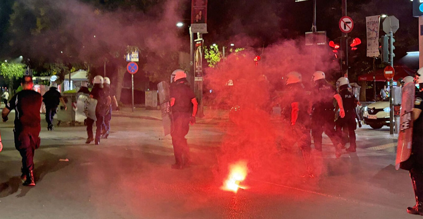 Σοβαρά επεισόδια έξω από το σπίτι των ιδιοκτητών της ΑΕΛ μετά από συλλαλητήριο οπαδών στη Λάρισα, συλλήψεις και προσαγωγές