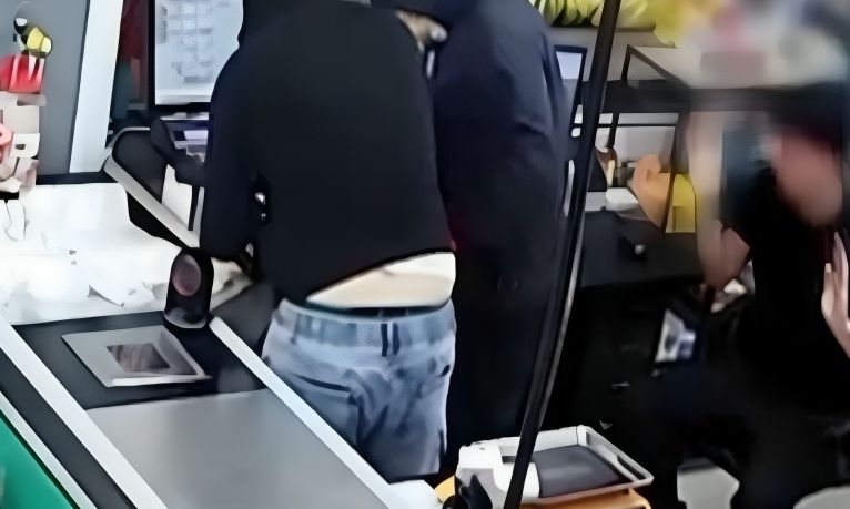 ΛΑΡΙΣΑ - Βίντεο ντοκουμέντο από τη συμμορία που «ξάφρισε» 26.000 ευρώ στη Λάρισα ΛΑΡΙΣΑ - Βίντεο ντοκουμέντο από τη συμμορία που «ξάφρισε» 26.000 ευρώ στη Λάρισα