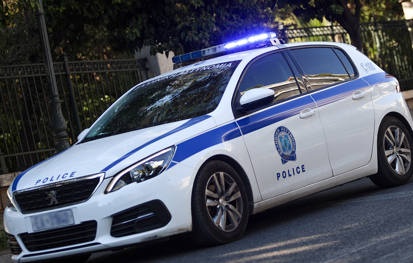 ΛΑΡΙΣΑ - Νεαρός βγήκε γυμνός στους δρόμους στο κέντρο της Λάρισας ΛΑΡΙΣΑ - Νεαρός βγήκε γυμνός στους δρόμους στο κέντρο της Λάρισας