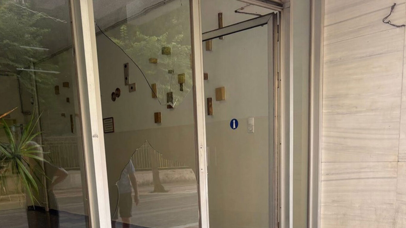 ΕΛΛΑΔΑ - Άγρια επίθεση σε γυναίκα στο Αγρίνιο από τον σύντροφό της, της χτύπησε το κεφάλι σε τζάμι ΕΛΛΑΔΑ - Άγρια επίθεση σε γυναίκα στο Αγρίνιο από τον σύντροφό της, της χτύπησε το κεφάλι σε τζάμι