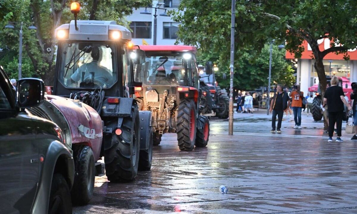 ΛΑΡΙΣΑ - Απόβαση τρακτέρ στην κεντρική πλατεία της Λάρισας: Οι αγρότες ζήτησαν να πληρωθούν τις επιδοτήσεις (ΦΩΤΟ+video) ΛΑΡΙΣΑ - Απόβαση τρακτέρ στην κεντρική πλατεία της Λάρισας: Οι αγρότες ζήτησαν να πληρωθούν τις επιδοτήσεις (ΦΩΤΟ+video)