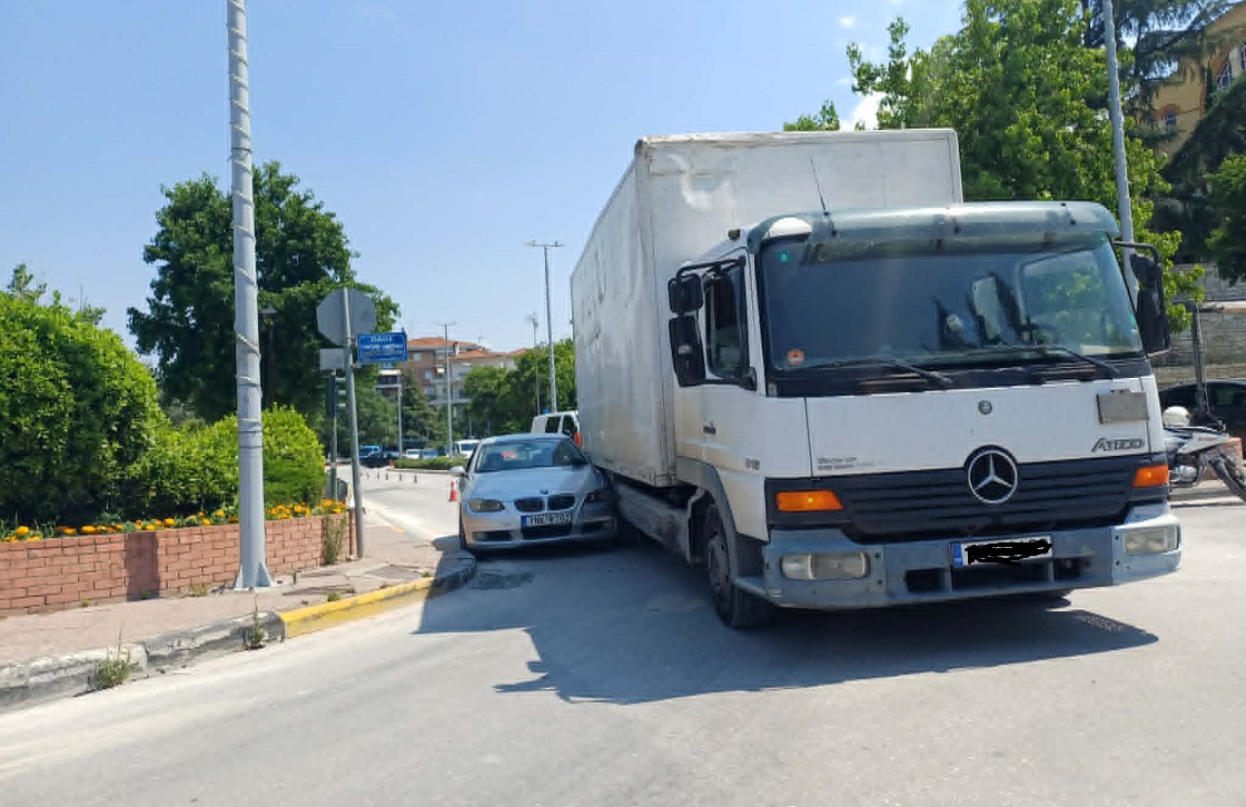 ΛΑΡΙΣΑ - Αναστάτωση από τροχαίο στον κυκλικό κόμβο πριν τη γέφυρα Αλκαζάρ- φορτηγό συγκρούστηκε με ΙΧ (ΦΩΤΟ) ΛΑΡΙΣΑ - Αναστάτωση από τροχαίο στον κυκλικό κόμβο πριν τη γέφυρα Αλκαζάρ- φορτηγό συγκρούστηκε με ΙΧ (ΦΩΤΟ)