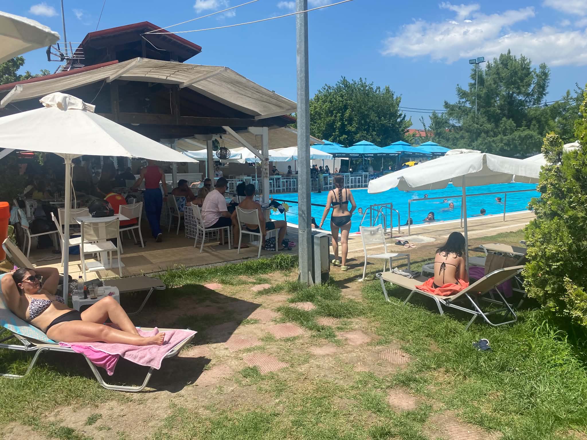 Η κοντινή όαση δροσιάς: Πλήθος Λαρισαίων Κυριακή μεσημέρι στη δημοτική πισίνα της Νεάπολης (ΦΩΤΟ)