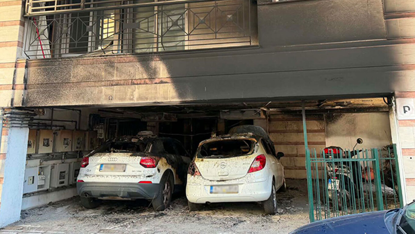 ΕΛΛΑΔΑ - Θεσσαλονίκη: Τρεις εμπρηστικές επιθέσεις σε σπίτια πολιτικών της ΝΔ – 5 τραυματίες, μία γυναίκα διασωληνωμένη ΕΛΛΑΔΑ - Θεσσαλονίκη: Τρεις εμπρηστικές επιθέσεις σε σπίτια πολιτικών της ΝΔ – 5 τραυματίες, μία γυναίκα διασωληνωμένη