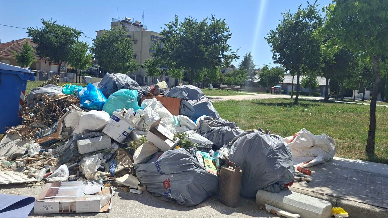 ΛΑΡΙΣΑ - Δήμος Λαρισαίων: Βαριά «καμπάνα» για τα ογκώδη στην πλατεία Αλησμόνητων Πατρίδων στο Αβέρωφ ΛΑΡΙΣΑ - Δήμος Λαρισαίων: Βαριά «καμπάνα» για τα ογκώδη στην πλατεία Αλησμόνητων Πατρίδων στο Αβέρωφ