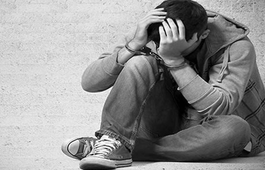 ΒΟΛΟΣ - Πανικός για 18χρονο στον Βόλο μετά τη σύλληψή του – Έπαθε στερητικό σύνδρομο και χτυπιόταν ΒΟΛΟΣ - Πανικός για 18χρονο στον Βόλο μετά τη σύλληψή του – Έπαθε στερητικό σύνδρομο και χτυπιόταν