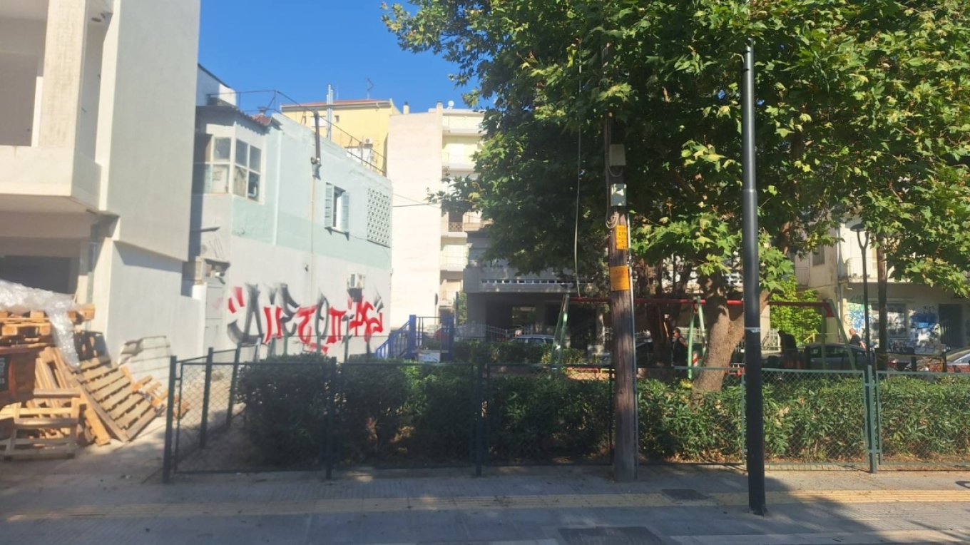ΛΑΡΙΣΑ - Εκτός κινδύνου με τραύματα στο πόδι νοσηλεύεται ο 16χρονος που μαχαιρώθηκε τα μεσάνυχτα στη Λάρισα ΛΑΡΙΣΑ - Εκτός κινδύνου με τραύματα στο πόδι νοσηλεύεται ο 16χρονος που μαχαιρώθηκε τα μεσάνυχτα στη Λάρισα