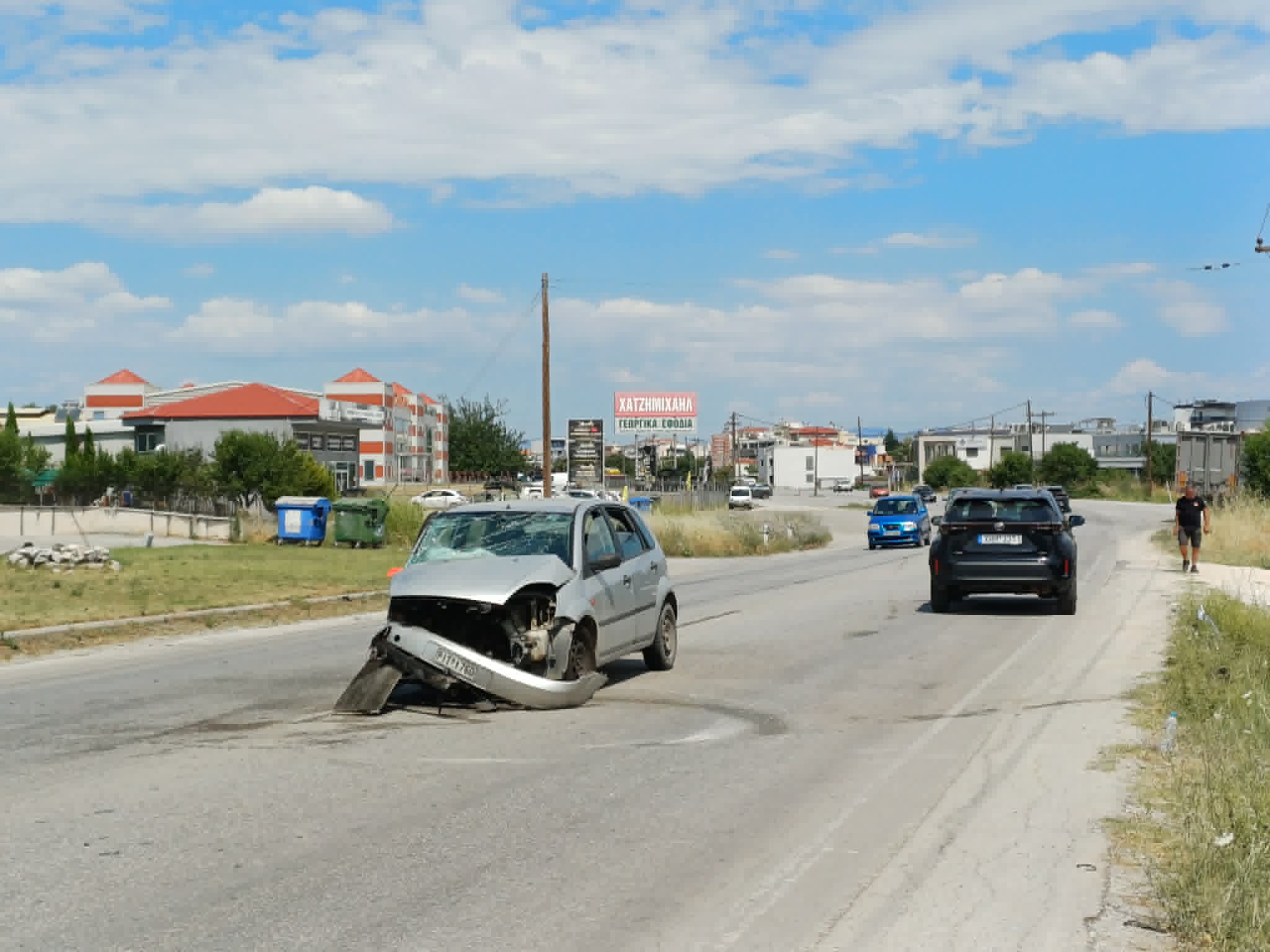 Σοβαρό τροχαίο στην περιφερειακή Τρικάλων στη Λάρισα με 4 τραυματίες -σφοδρή σύγκρουση 2 ΙΧ (ΦΩΤΟ +video)