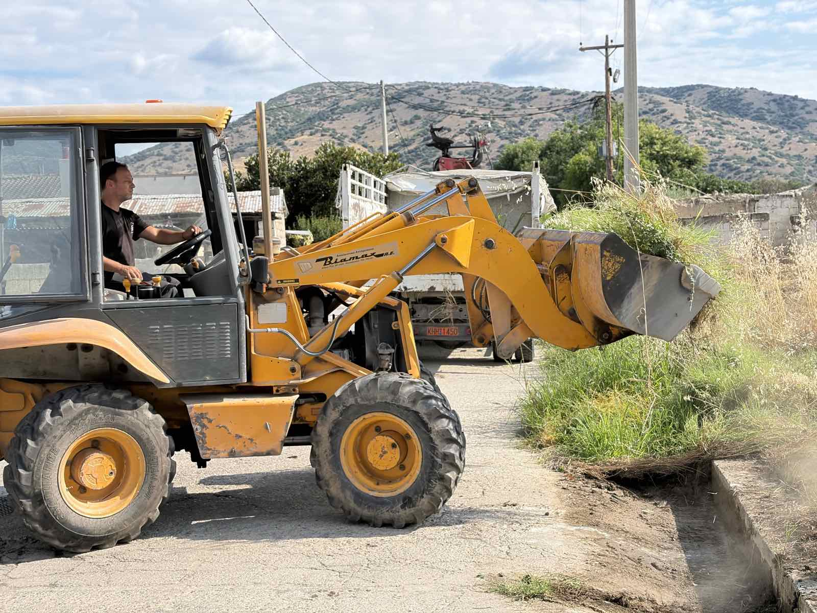 ΛΑΡΙΣΑ - Σε εξέλιξη εργασίες καθαρισμού καναλιού αποστράγγισης στα Δελέρια (ΦΩΤΟ) ΛΑΡΙΣΑ - Σε εξέλιξη εργασίες καθαρισμού καναλιού αποστράγγισης στα Δελέρια (ΦΩΤΟ)