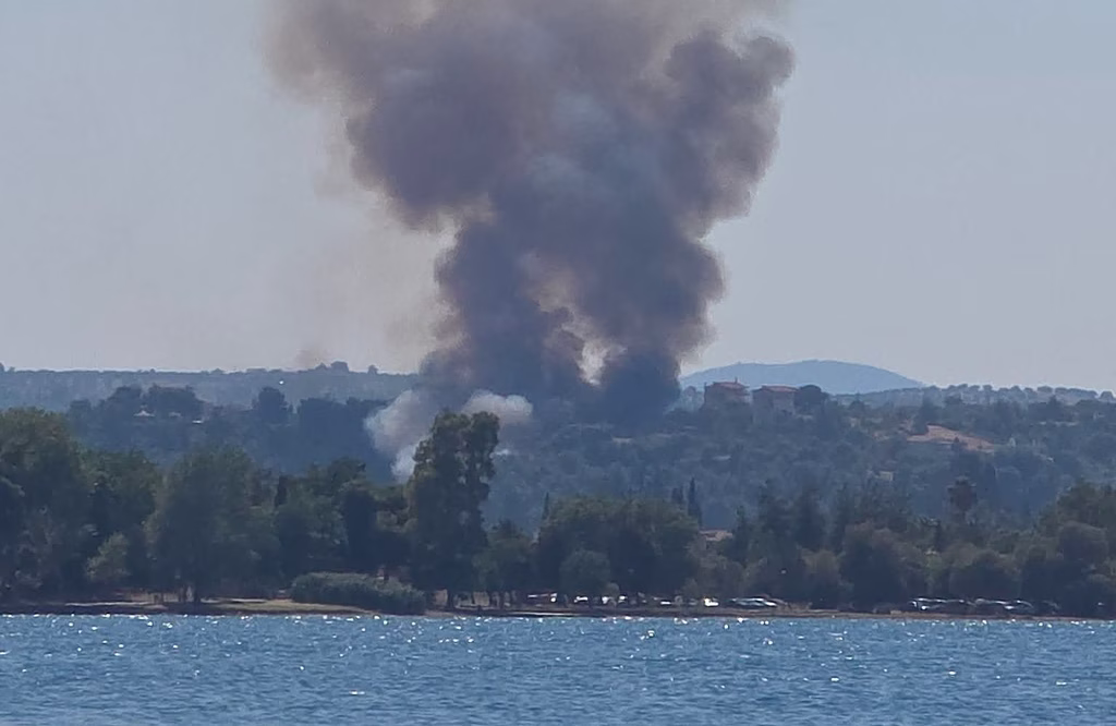 ΕΛΛΑΔΑ - Φωτιά τώρα στον Ωρωπό: Μήνυμα από το 112 – Στο σημείο 35 πυροσβέστες, 11 οχήματα και 4 εναέρια μέσα ΕΛΛΑΔΑ - Φωτιά τώρα στον Ωρωπό: Μήνυμα από το 112 – Στο σημείο 35 πυροσβέστες, 11 οχήματα και 4 εναέρια μέσα
