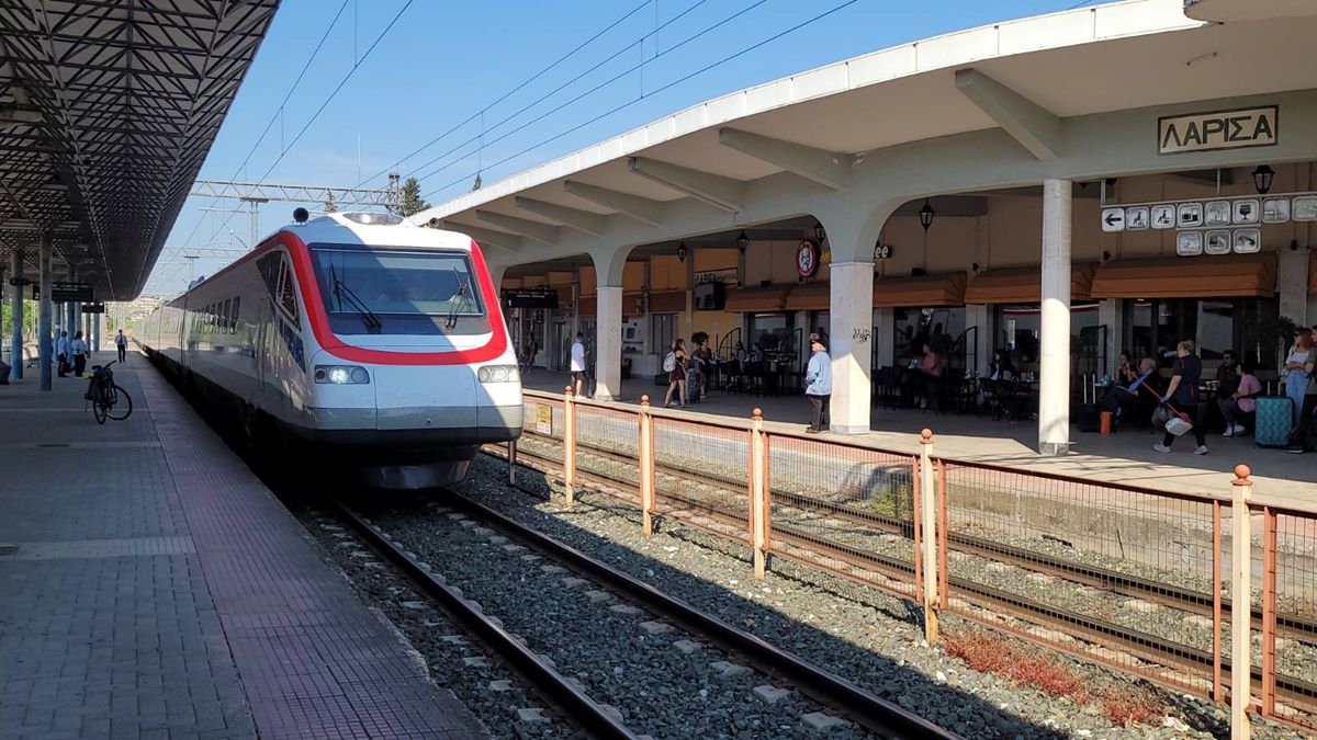 Φωτιά σε βαγόνι «καθήλωσε» το τρένο στη Λάρισα – Ατελείωτη ταλαιπωρία για τους επιβάτες
