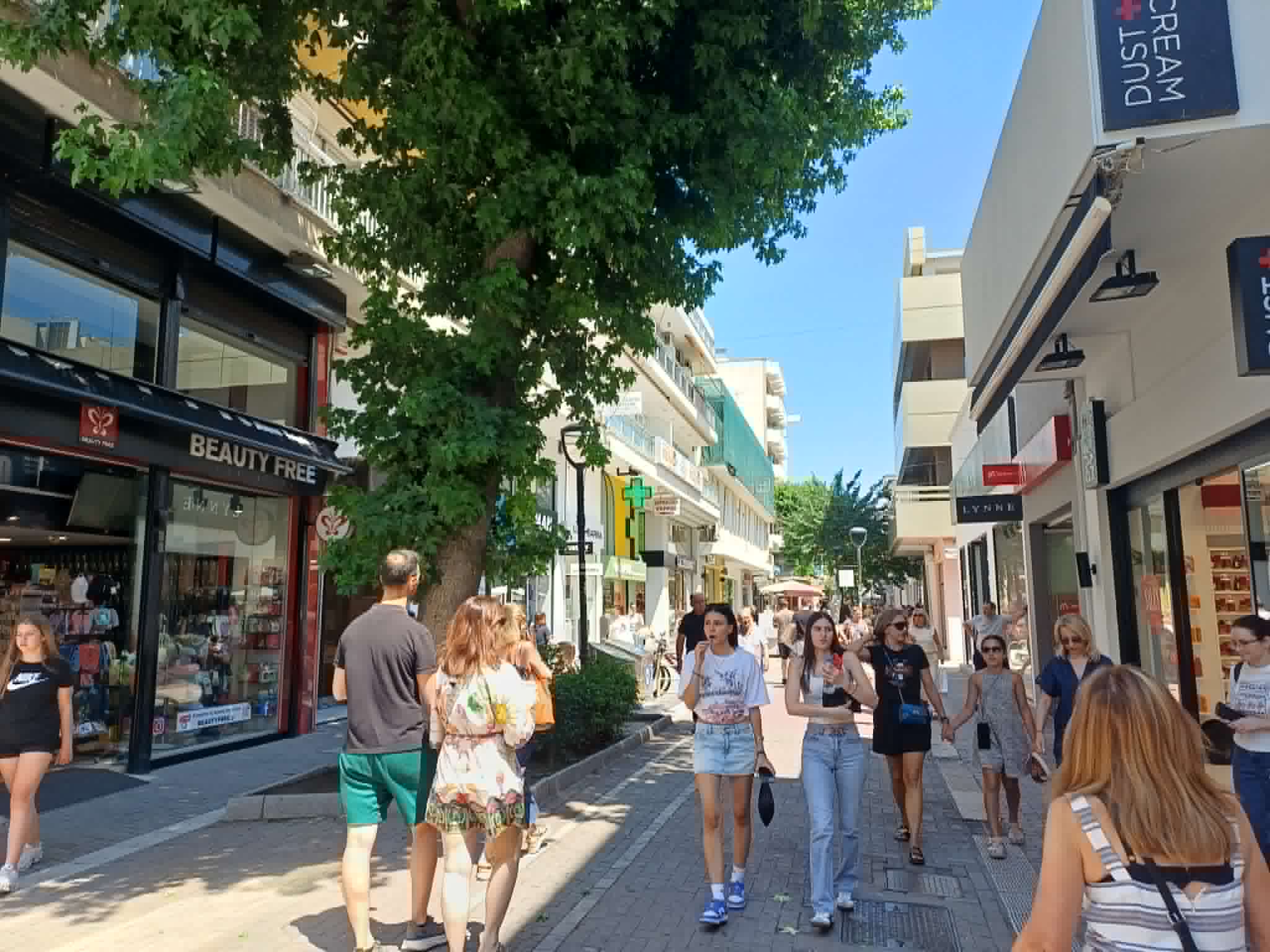 ΛΑΡΙΣΑ - Αρκετή κίνηση στην πρεμιέρα των εκπτώσεων στη Λάρισα - διερευνητικές οι πρώτες κινήσεις των καταναλωτών (ΦΩΤΟ+video) ΛΑΡΙΣΑ - Αρκετή κίνηση στην πρεμιέρα των εκπτώσεων στη Λάρισα - διερευνητικές οι πρώτες κινήσεις των καταναλωτών (ΦΩΤΟ+video)