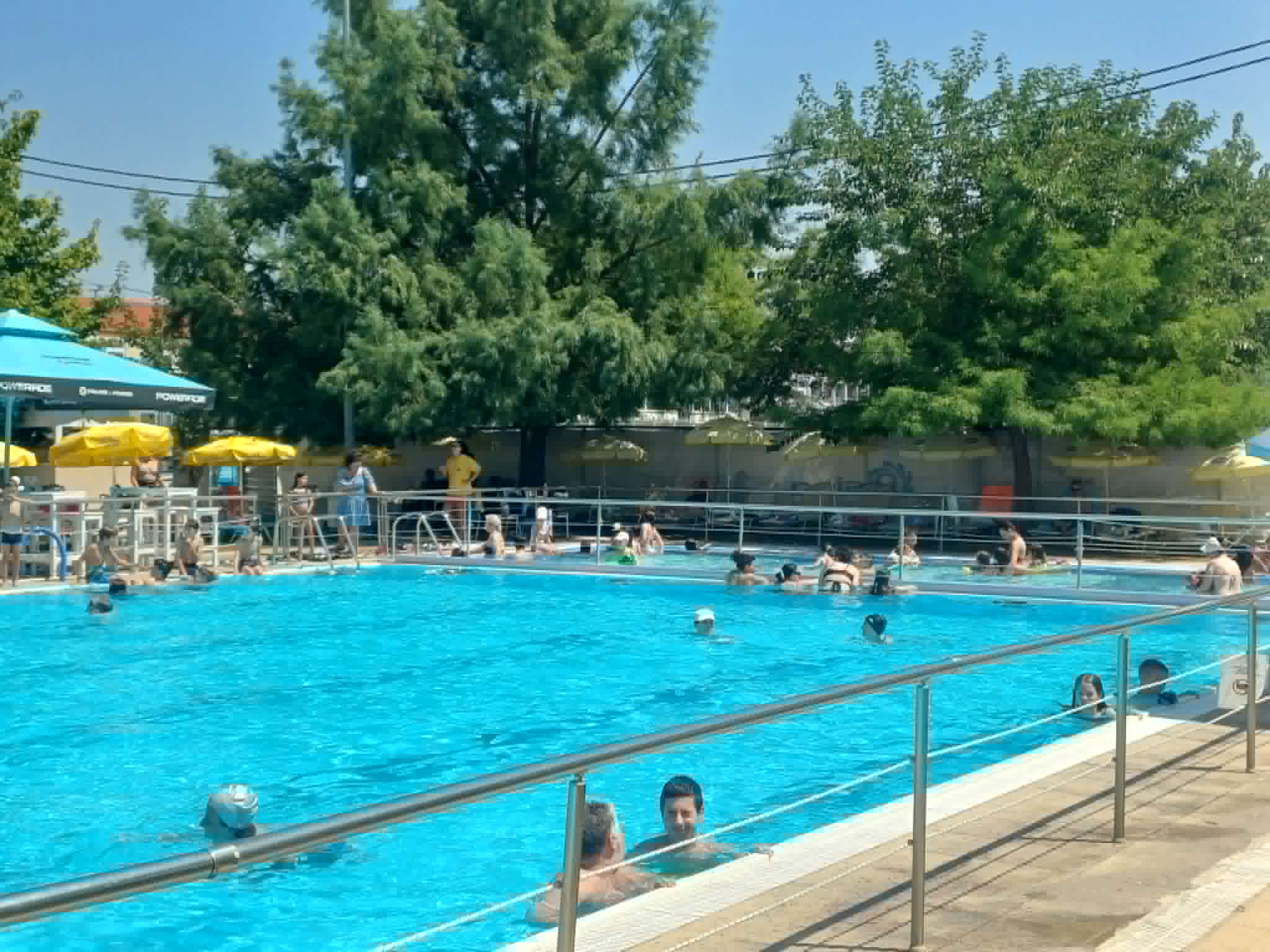 Αντί παράλια, δροσιά στη δημοτική πισίνα της Νεάπολης αναζητούν αυτό το θερμό Σαββατοκύριακο πολλοί Λαρισαίοι (ΦΩΤΟ)