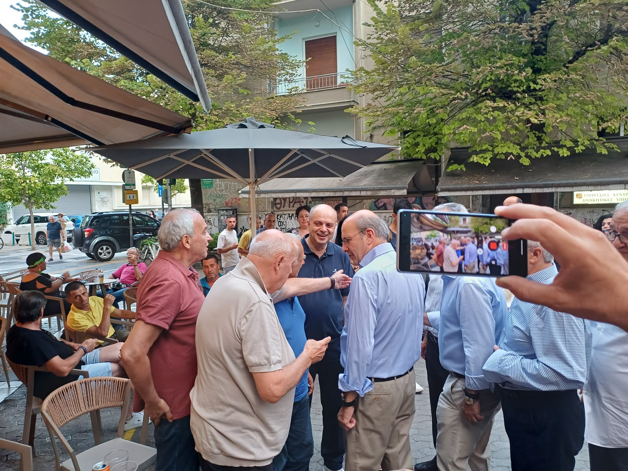 Κ. Χατζηδάκης από τη Λάρισα: «Εκλογές την άνοιξη του 2027»- βόλτα στο εμπορικό κέντρο της πόλης (ΦΩΤΟ)
