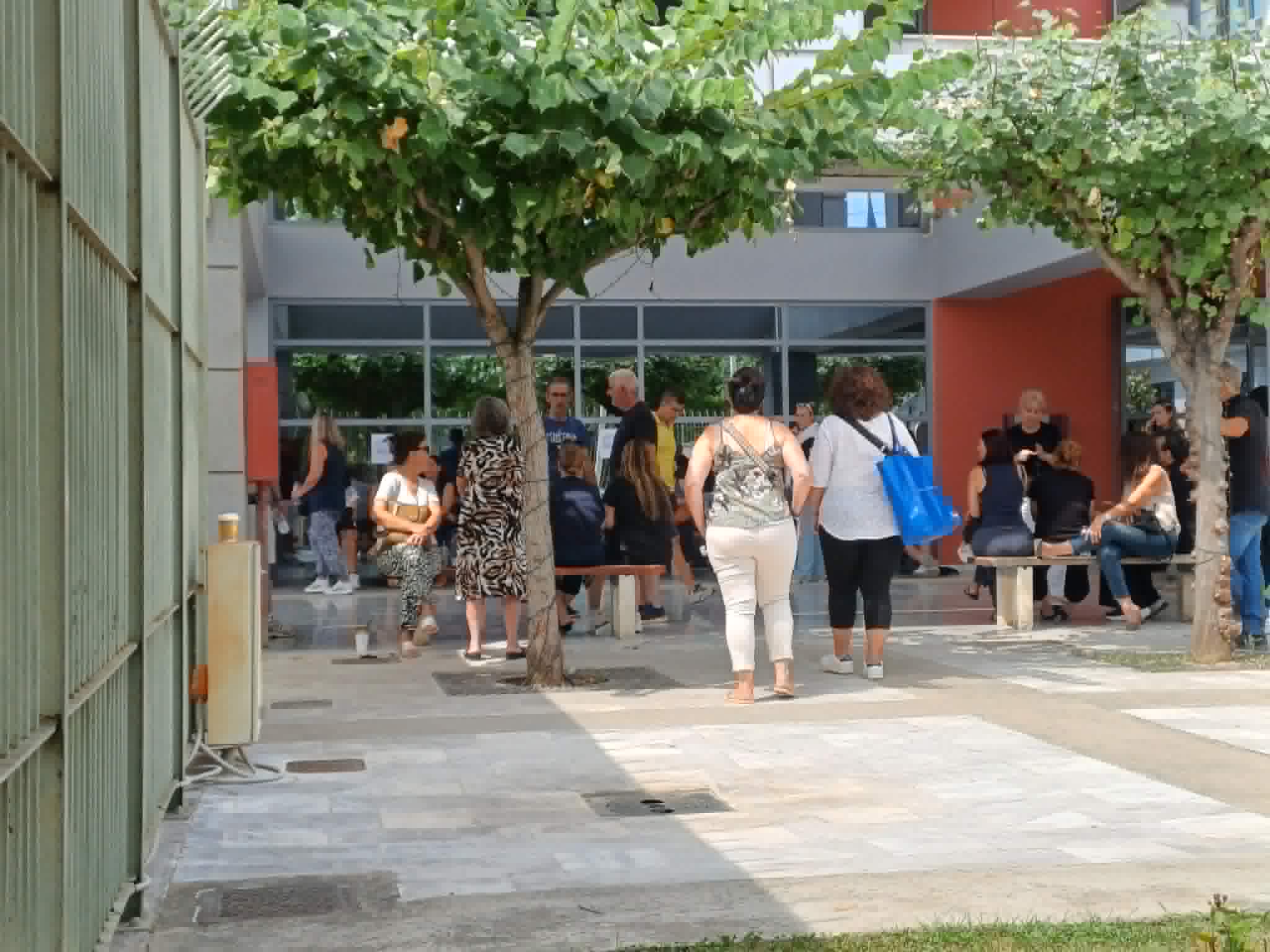 ΛΑΡΙΣΑ - Ουρές στην Αστυνομική Διεύθυνση Λάρισας για έκδοση διαβατηρίου ή νέας ταυτότητας (ΦΩΤΟ) ΛΑΡΙΣΑ - Ουρές στην Αστυνομική Διεύθυνση Λάρισας για έκδοση διαβατηρίου ή νέας ταυτότητας (ΦΩΤΟ)