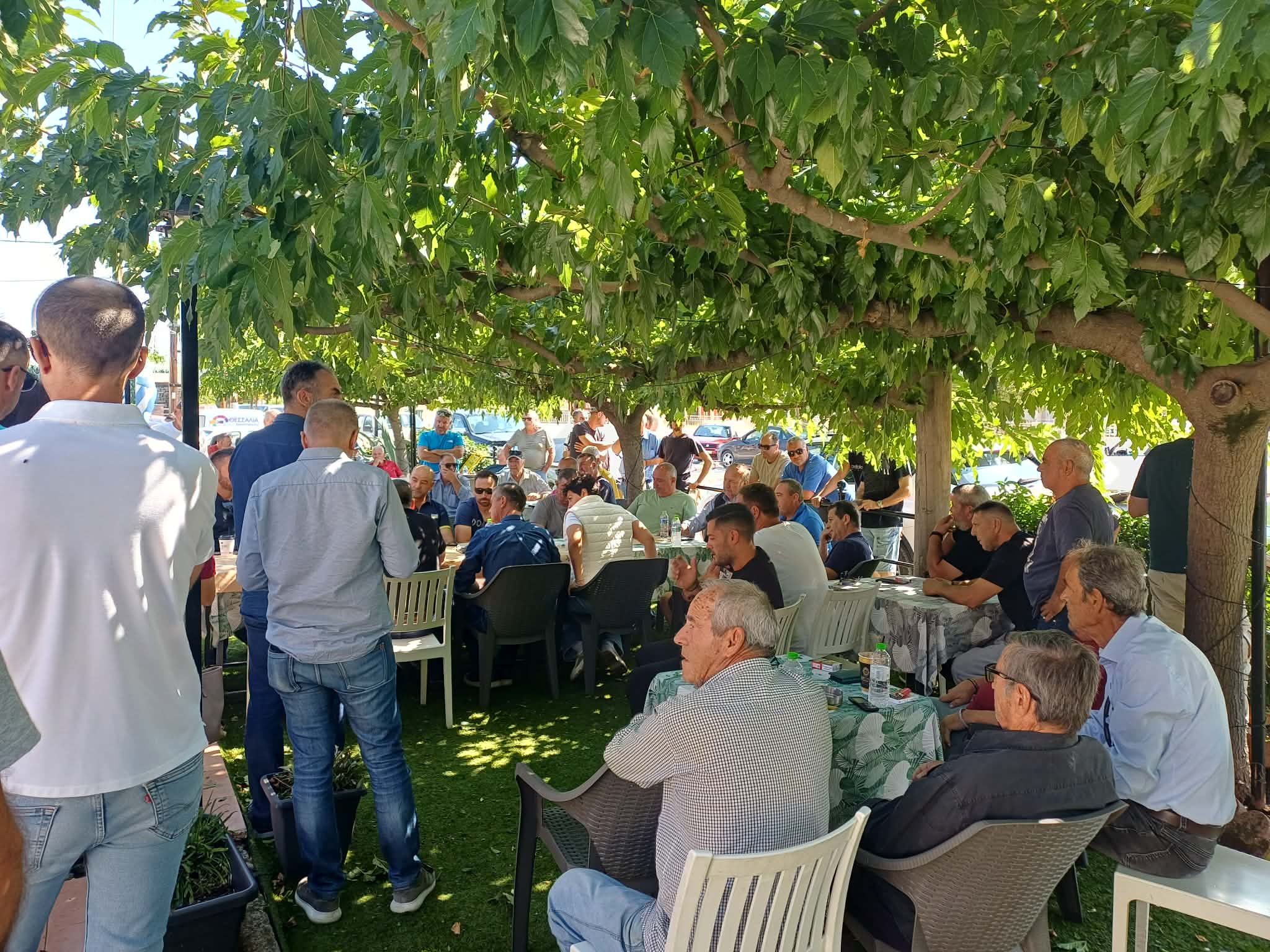 ΛΑΡΙΣΑ - Σύσκεψη στα Πλατανούλια Τυρνάβου μετά το καταστροφικό χαλάζι (ΦΩΤΟ) ΛΑΡΙΣΑ - Σύσκεψη στα Πλατανούλια Τυρνάβου μετά το καταστροφικό χαλάζι (ΦΩΤΟ)