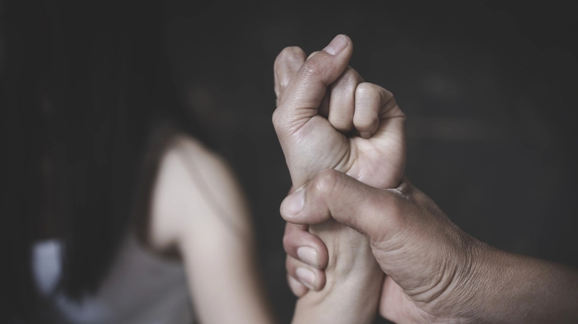 Ξανά στο εδώλιο ο 50χρονος που απειλούσε να κάψει ζωντανή την πρώην σύζυγό του στη Λάρισα σε live μετάδοση