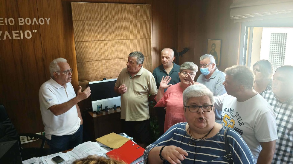 ΒΟΛΟΣ - Σε εξέλιξη η διαμαρτυρία στο Νοσοκομείο Βόλου για την παραμονή της ογκολόγου ΒΟΛΟΣ - Σε εξέλιξη η διαμαρτυρία στο Νοσοκομείο Βόλου για την παραμονή της ογκολόγου