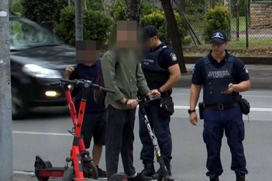 ΛΑΡΙΣΑ - Με τη χρήση βίας έκλεψαν ηλεκτρικό πατίνι από ανήλικο στη Λάρισα και συνελήφθησαν ΛΑΡΙΣΑ - Με τη χρήση βίας έκλεψαν ηλεκτρικό πατίνι από ανήλικο στη Λάρισα και συνελήφθησαν