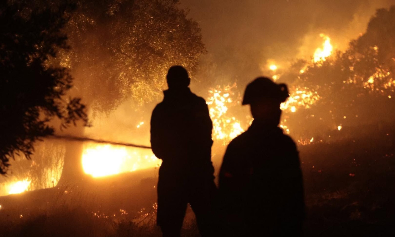 Εκτός ελέγχου η φωτιά στη Βοιωτία – Απειλούνται σπίτια στο Πόρτο Γερμενό