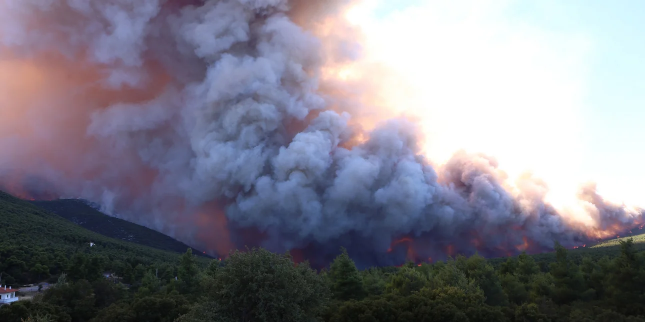 Ανεξέλεγκτο το μέτωπο στο Πόρτο Γερμενό, εκκενώνονται Αλεποχώρι, Ψάθα, Βένιζα, Λούμπα, Ζάχουλη -Πύρινη κόλαση στην Φωκίδα