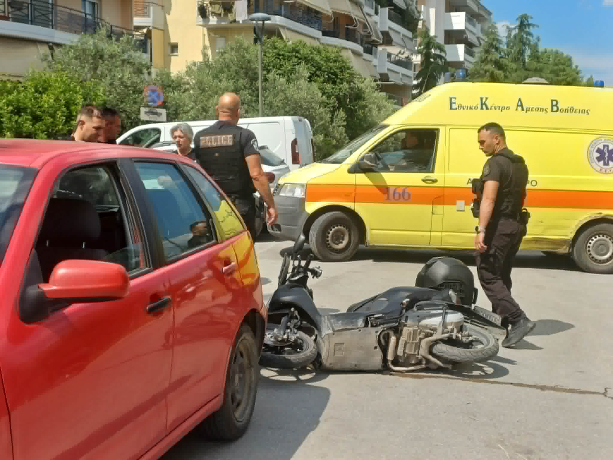 Ένας τραυματίας από σύγκρουση ΙΧ με μηχανάκι το πρωί στη Λάρισα