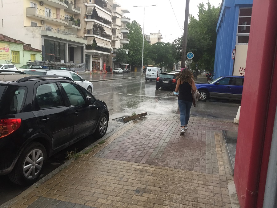 Βροχερός αναμένεται σήμερα ο καιρός στη Λάρισα με πτώση της θερμοκρασίας- πότε έρχονται ξανά οι ζέστες