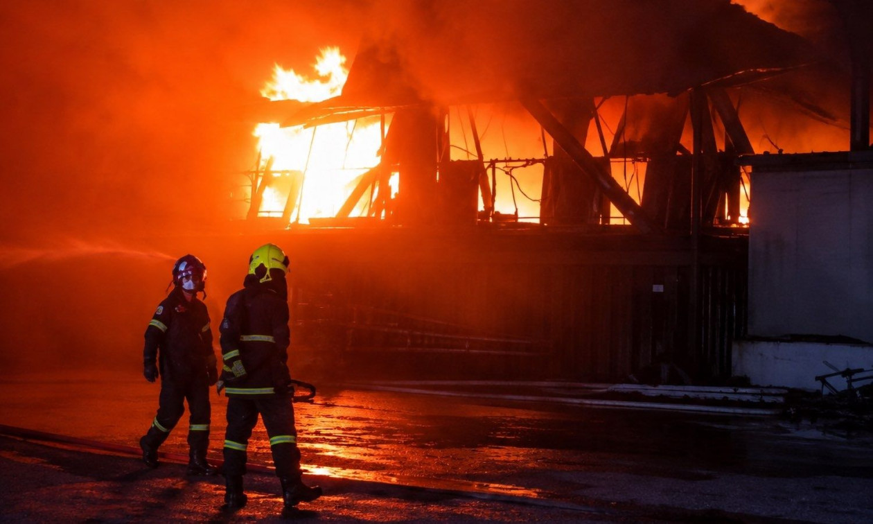 ΛΑΡΙΣΑ - Μεγάλη φωτιά σε εργοστάσιο στη Λάρισα - Εξετάζεται και το ενδεχόμενο εμπρησμού ΛΑΡΙΣΑ - Μεγάλη φωτιά σε εργοστάσιο στη Λάρισα - Εξετάζεται και το ενδεχόμενο εμπρησμού