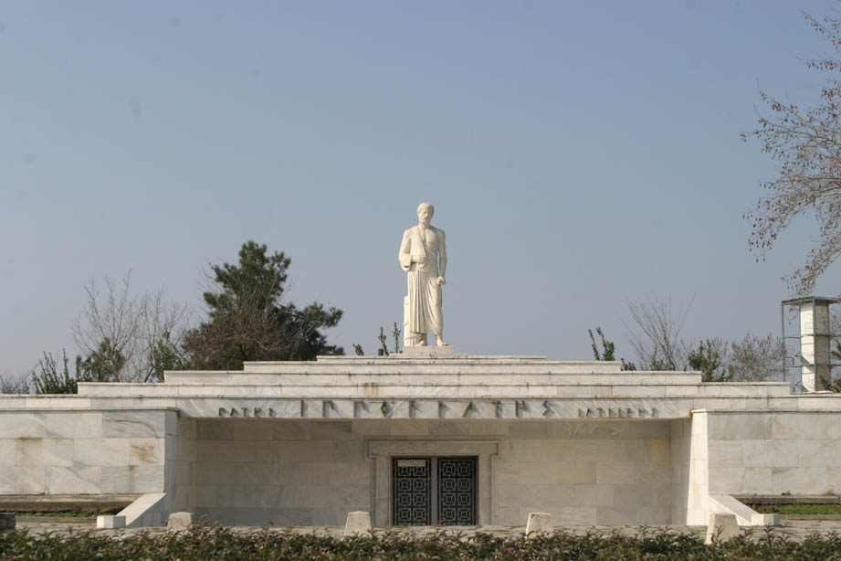Η Λάρισα δεν έχει παραλίες έχει όμως αρχαίο θέατρο και τον Ιπποκράτη! Η Λάρισα δεν έχει παραλίες έχει όμως αρχαίο θέατρο και τον Ιπποκράτη!