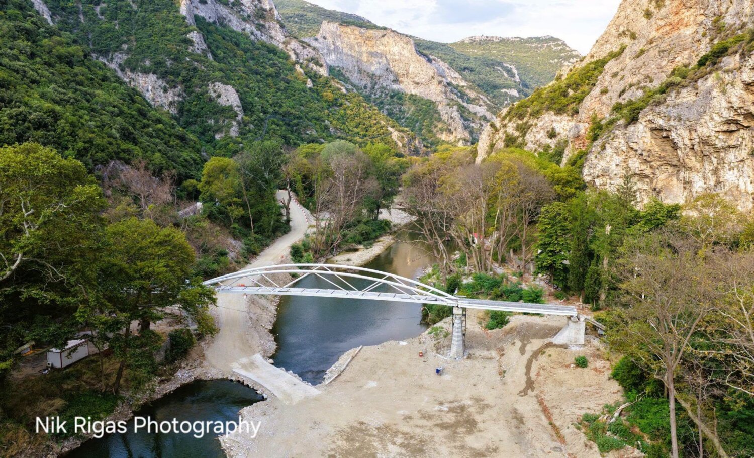 Σχεδόν έτοιμη η πεζογέφυρα της Αγίας Παρασκευής στα Τέμπη (ΦΩΤΟ)