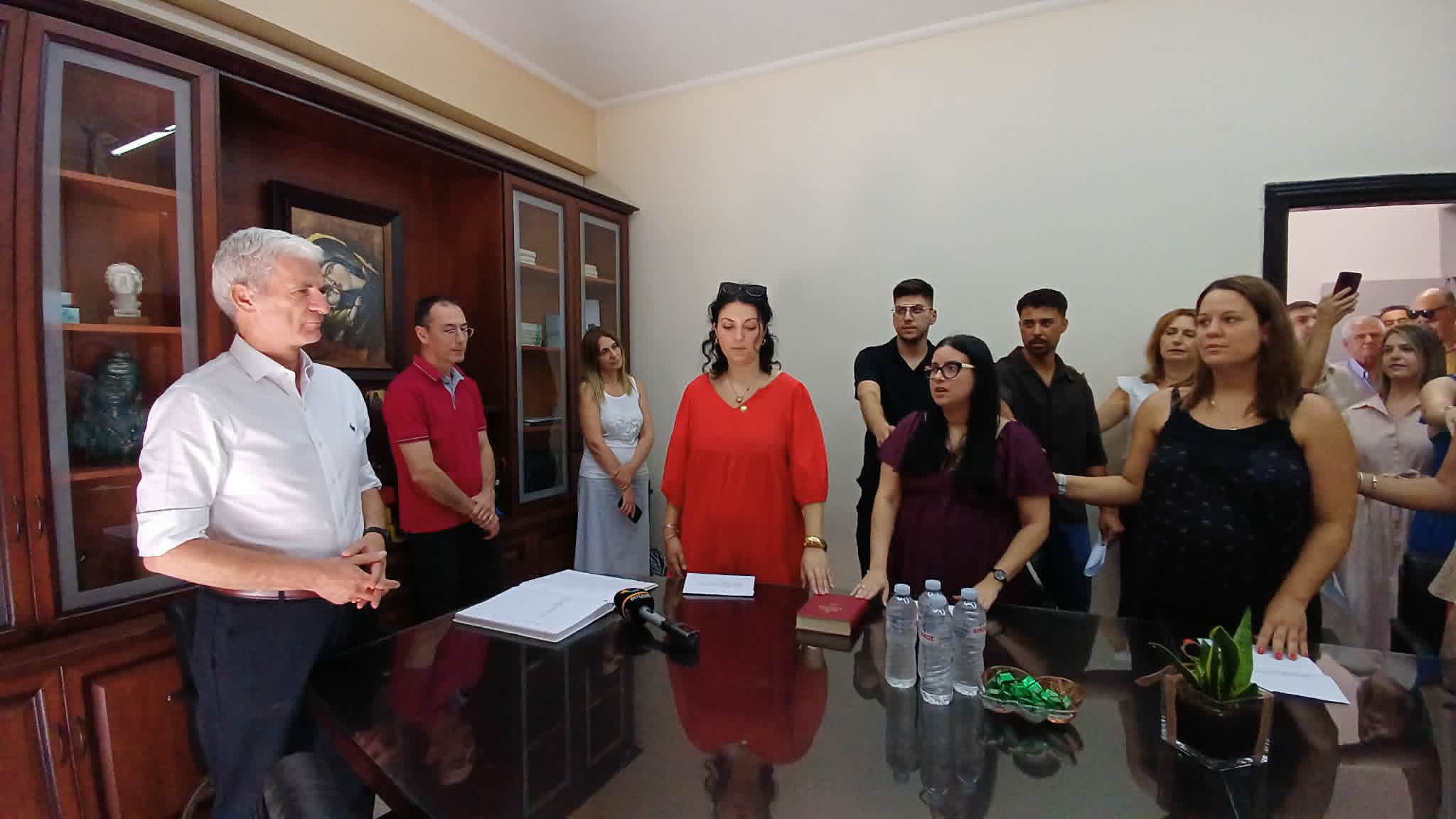 ΛΑΡΙΣΑ - Ορκίστηκαν στα γραφεία της Δευτεροβάθμιας Λάρισας οι νεοδιόριστοι εκπαιδευτικοί (ΦΩΤΟ+video) ΛΑΡΙΣΑ - Ορκίστηκαν στα γραφεία της Δευτεροβάθμιας Λάρισας οι νεοδιόριστοι εκπαιδευτικοί (ΦΩΤΟ+video)