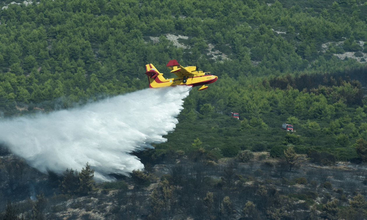 Φωτιά στη Δεσκάτη Γρεβενών - Επιχειρούν δύο ελικόπτερα