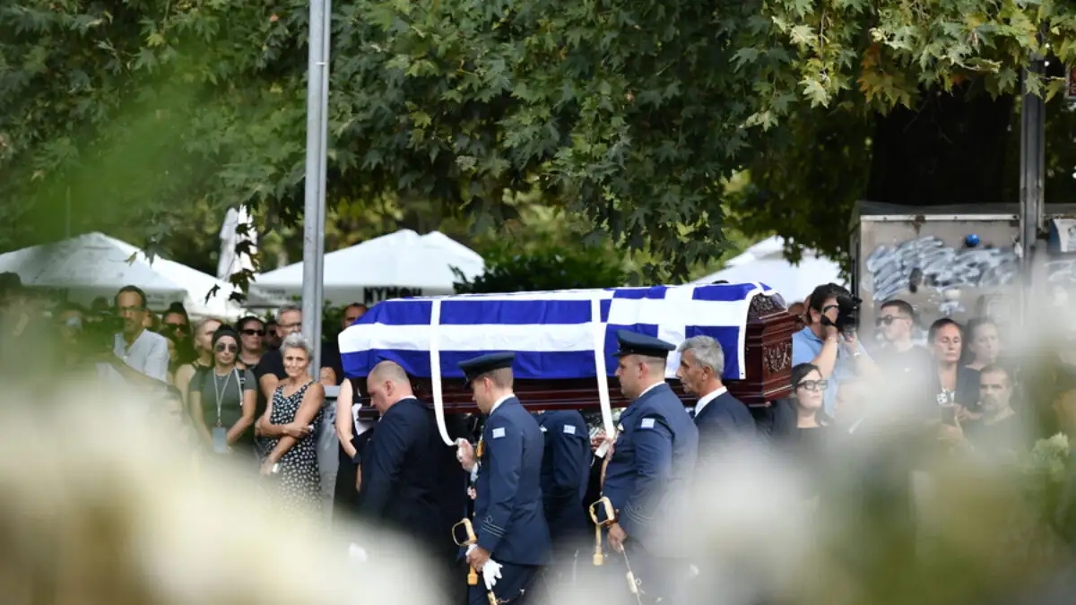 ΕΛΛΑΔΑ - Δημήτρης Πέτρου: Ράγισαν καρδιές στο τελευταίο αντίο του πιλότου του Phantom που σκοτώθηκε στην Τανάγρα ΕΛΛΑΔΑ - Δημήτρης Πέτρου: Ράγισαν καρδιές στο τελευταίο αντίο του πιλότου του Phantom που σκοτώθηκε στην Τανάγρα