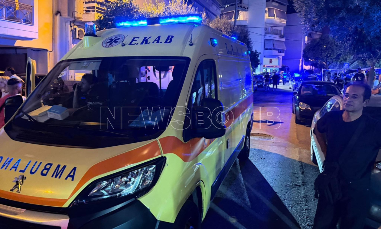 ΕΛΛΑΔΑ - Λιποθυμίες έξω από την εκκλησία όπου βρίσκεται η σορός του Γιώργου Μαζωνάκη: Αυξάνεται το πλήθος ΕΛΛΑΔΑ - Λιποθυμίες έξω από την εκκλησία όπου βρίσκεται η σορός του Γιώργου Μαζωνάκη: Αυξάνεται το πλήθος