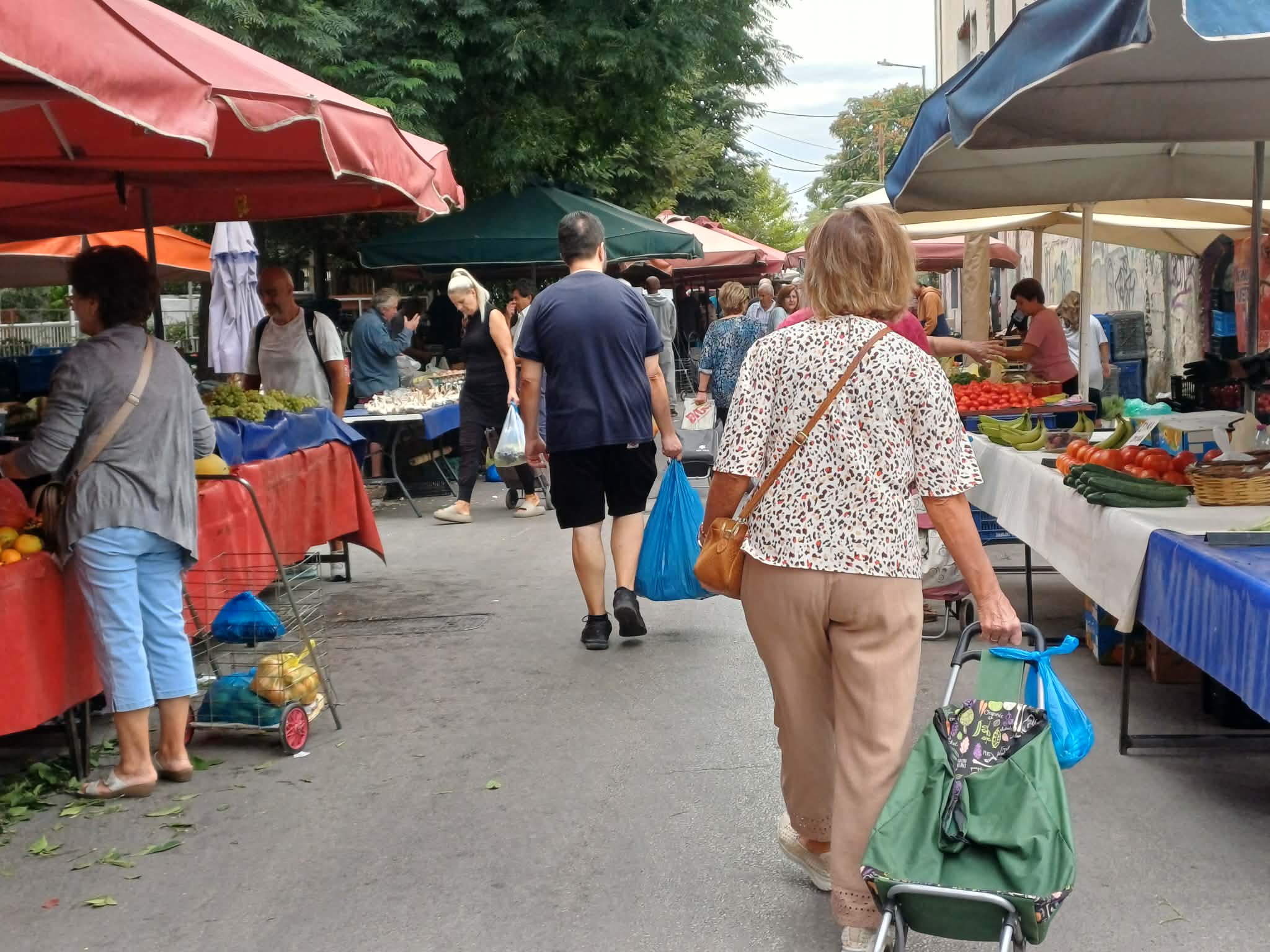 Λαϊκή αγορά στη Λάρισα: Φρέσκα προϊόντα και καλές τιμές, αλλά περιορισμένη κίνηση (ΦΩΤΟ)