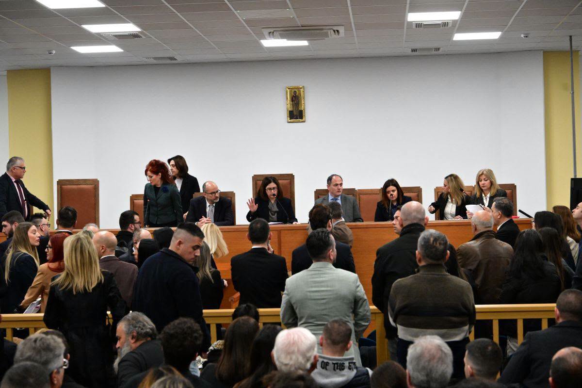 Δίκη για τα Τέμπη: «Άκουσα την κόρη μου να αργοπεθαίνει» – Συγκλονίζει η κατάθεση του πατέρα της Φραντζέσκας Μπέζα