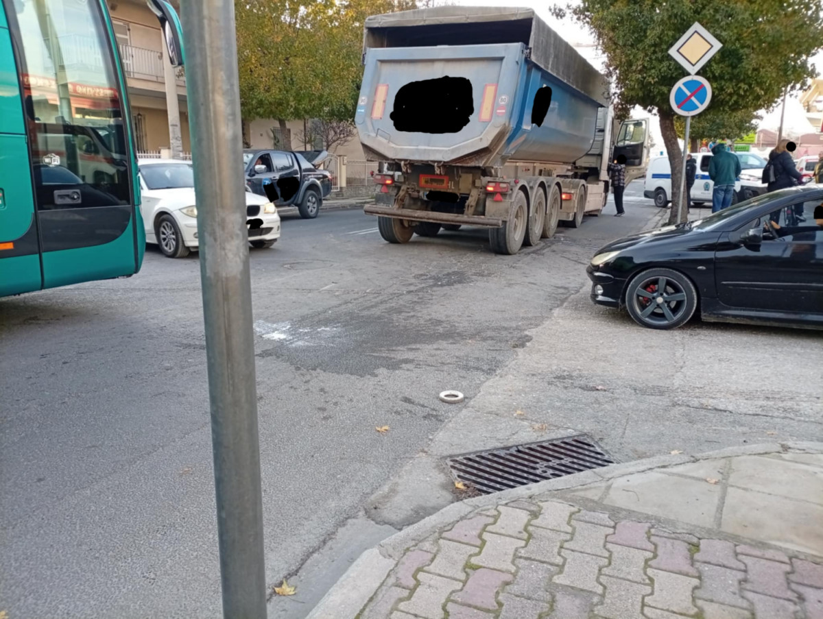 Ανάστατοι οι κάτοικοι της οδού Βόλου στη Λάρισα από τη νέα θανατηφόρα παράσυρση πεζού το Σάββατο (video)