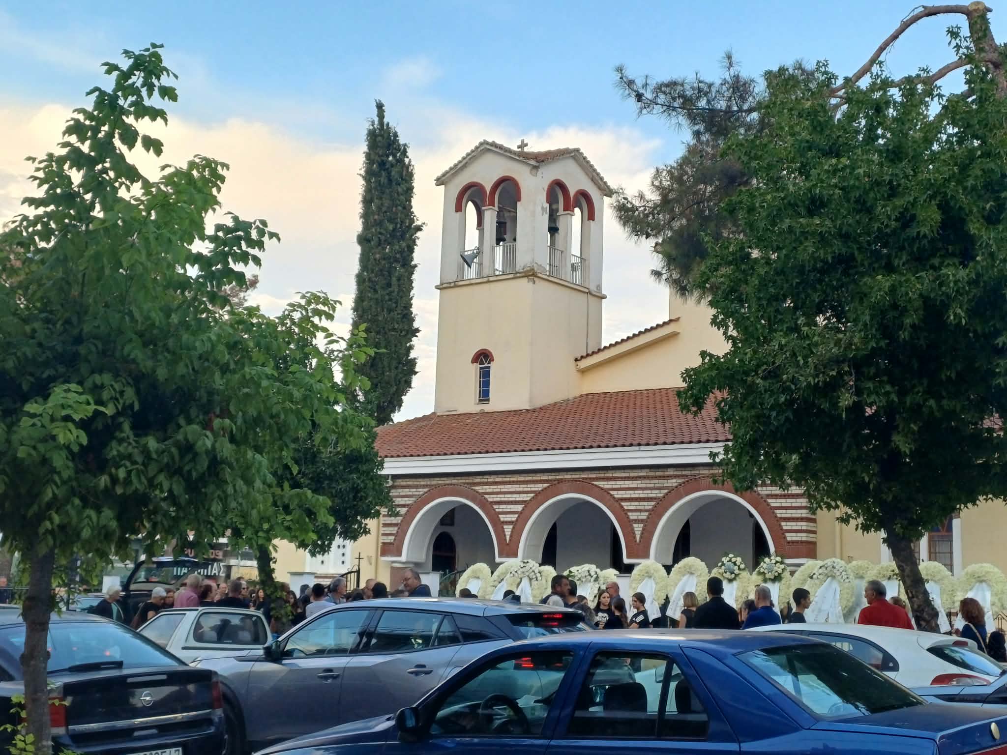 Απέραντη θλίψη το απόγευμα στο τελευταίο «αντίο» στον 14χρονο Κωνσταντίνο Χολέβα