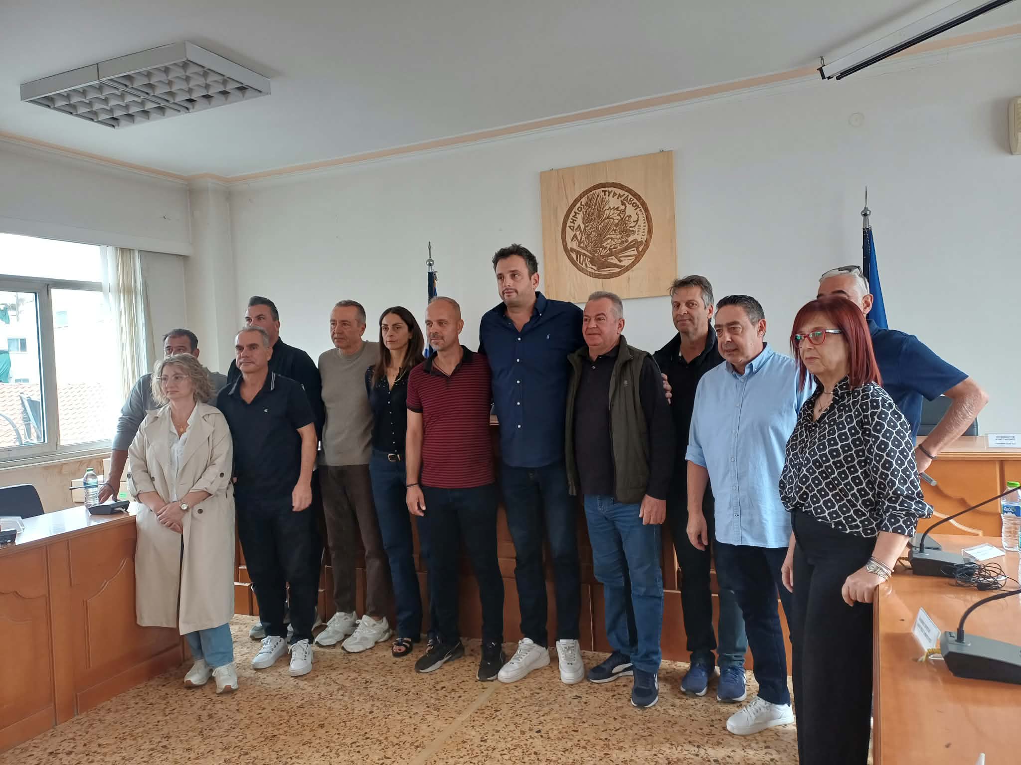 Ο δήμαρχος Τυρνάβου διένειμε δέκα απινιδωτές σε δομές Υγείας και κοινότητες του Δήμου (ΦΩΤΟ)