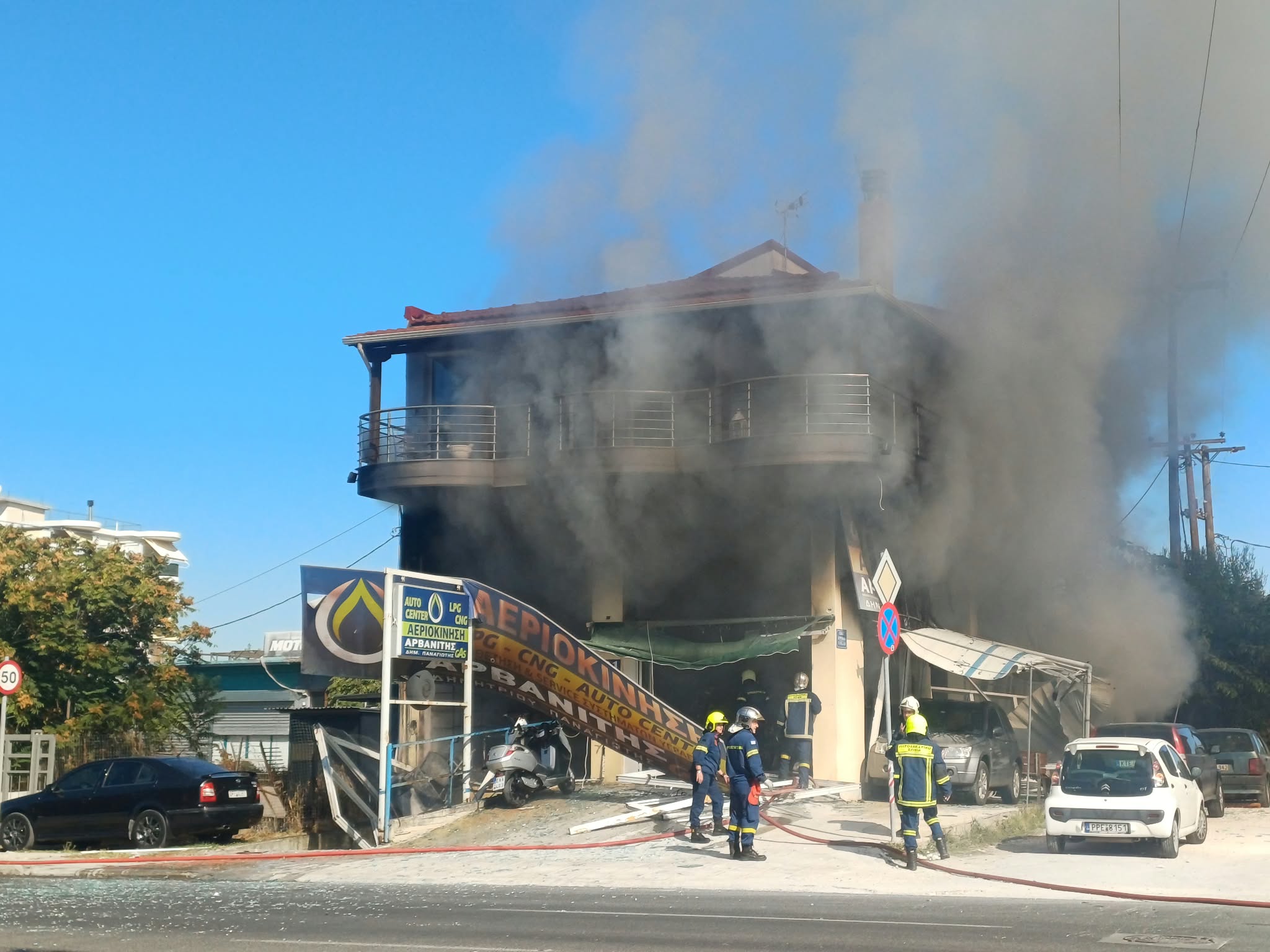 Πανικός στη Λάρισα από φωτιά σε συνεργείο υγραεριοκίνησης στην οδό Βόλου – Τρεις τραυματίες (ΦΩΤΟ+video)