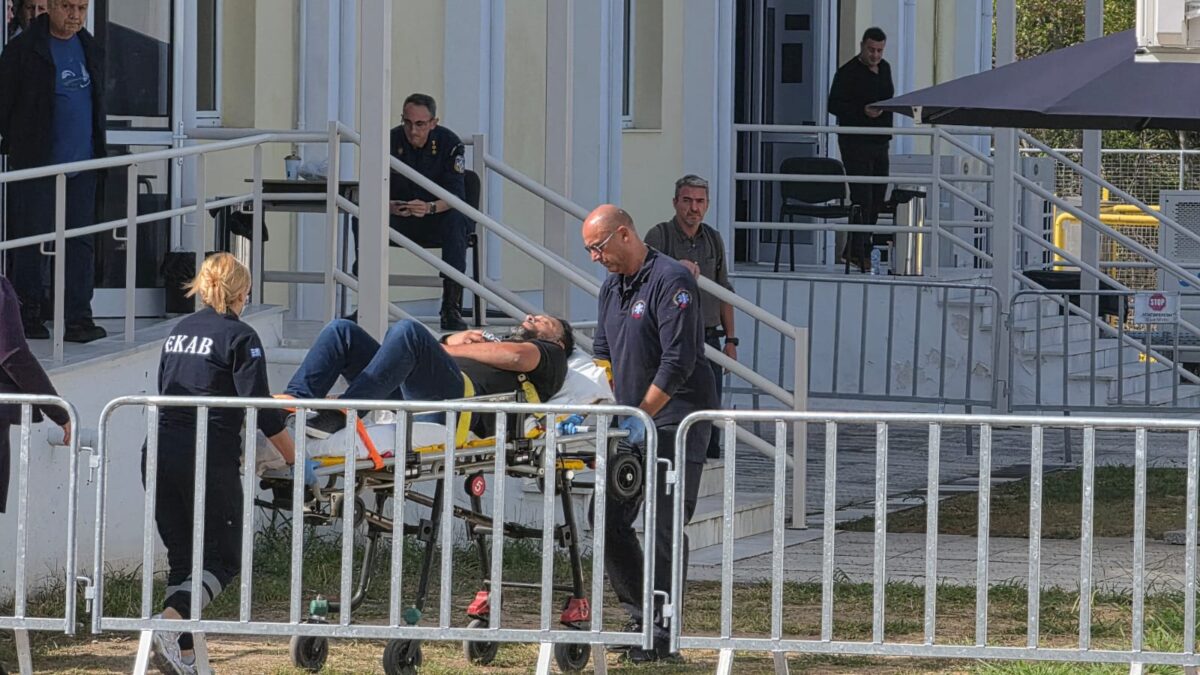 ΛΑΡΙΣΑ - Δίκη για Τέμπη: Λιποθύμησε και αποχώρησε με φορείο ο Πάνος Ρούτσι ΛΑΡΙΣΑ - Δίκη για Τέμπη: Λιποθύμησε και αποχώρησε με φορείο ο Πάνος Ρούτσι