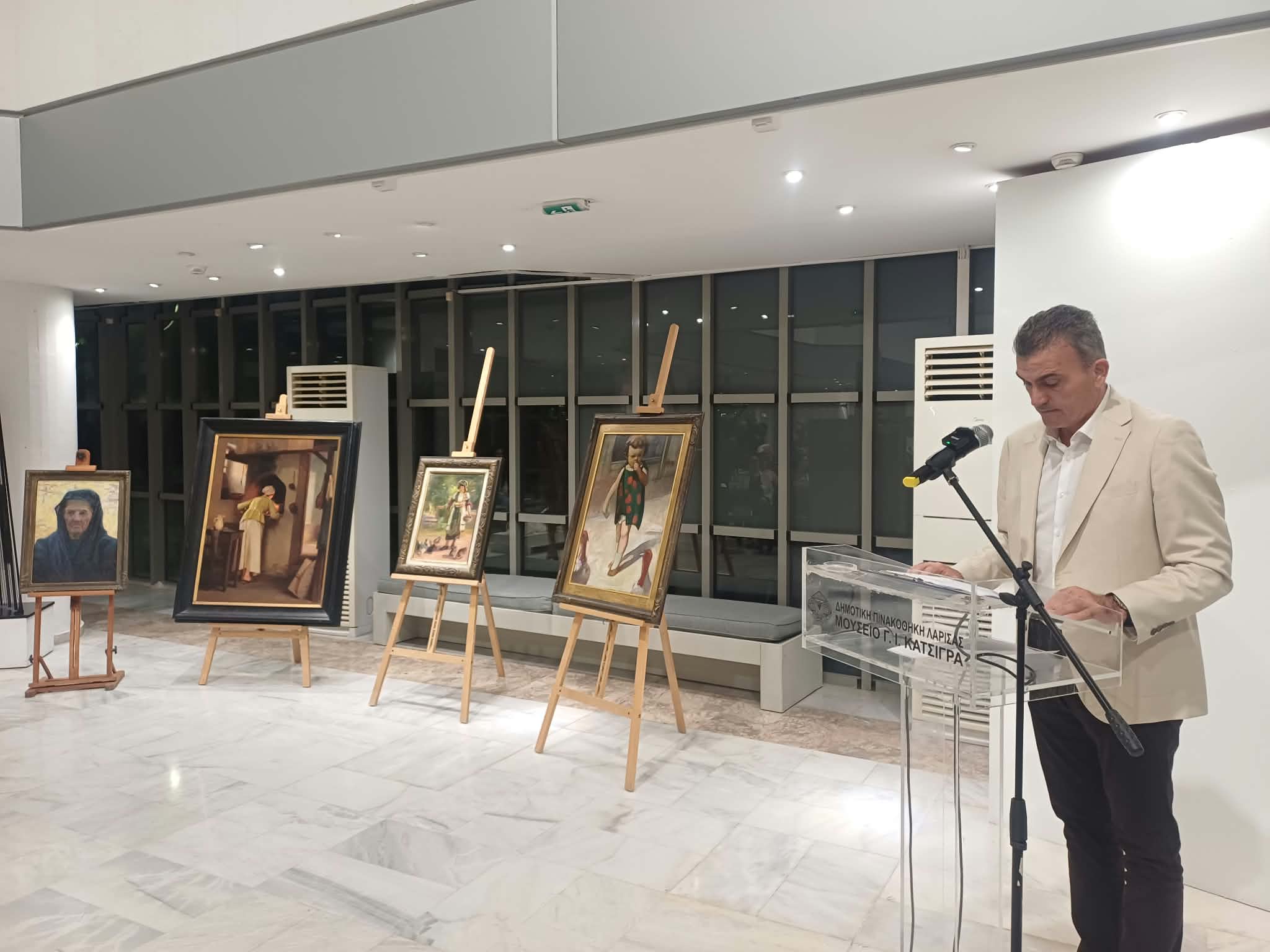 Η γυναίκα της θεσσαλικής υπαίθρου ταξιδεύει στον κόσμο μέσα από τα γραμματόσημα της Δημοτικής Πινακοθήκης Λάρισας (ΦΩTO)