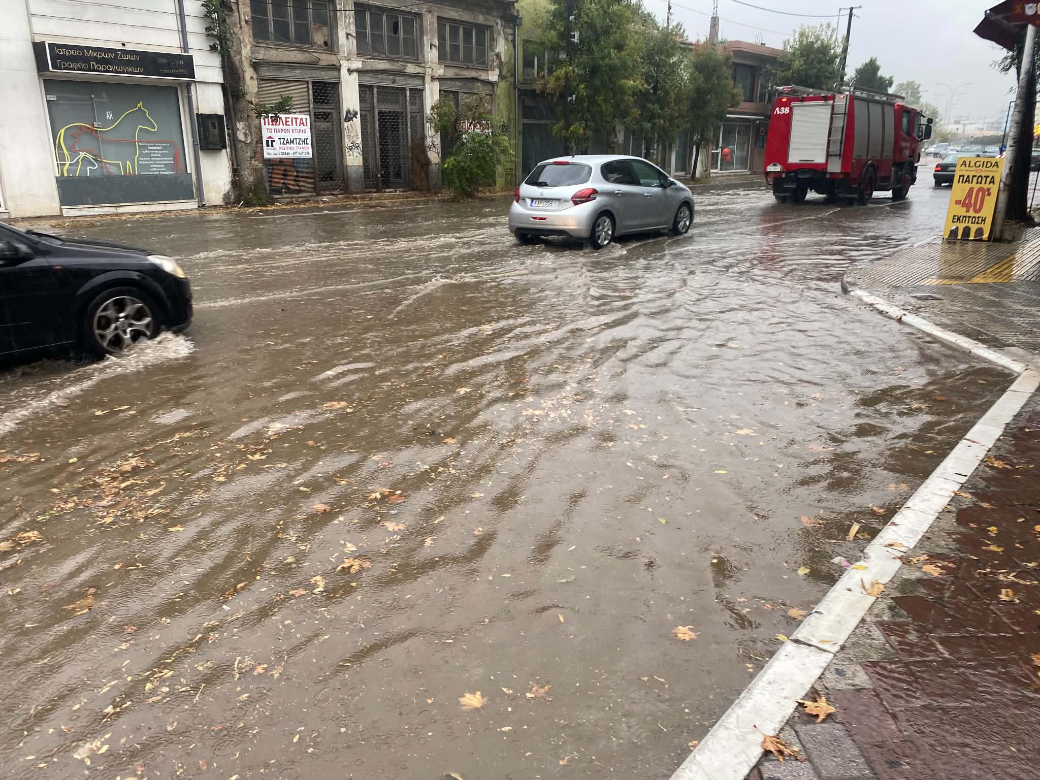 Βόλος: Ισχυρή καταιγίδα με χαλάζι – Ποτάμια οι δρόμοι σε Γρηγορίου Λαμπράκη και Παλιό Λιμεναρχείο (ΦΩΤΟ+video)