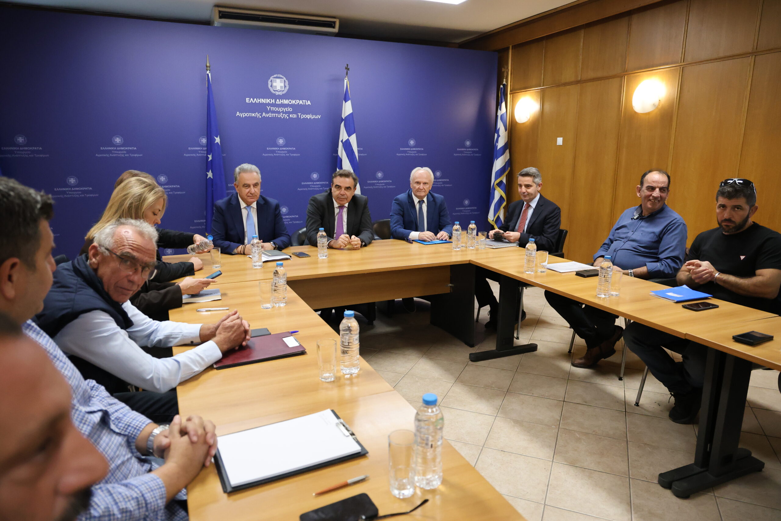 Αγροτικά - Κ.Τζέλλας μετά τη συνάντηση ΠΕΜ- κυβερνητικού κλιμακίου: Τέλος Νοέμβρη η πρώτη προκαταβολή του «τσεκ» (ΦΩΤΟ) Αγροτικά - Κ.Τζέλλας μετά τη συνάντηση ΠΕΜ- κυβερνητικού κλιμακίου: Τέλος Νοέμβρη η πρώτη προκαταβολή του «τσεκ» (ΦΩΤΟ)