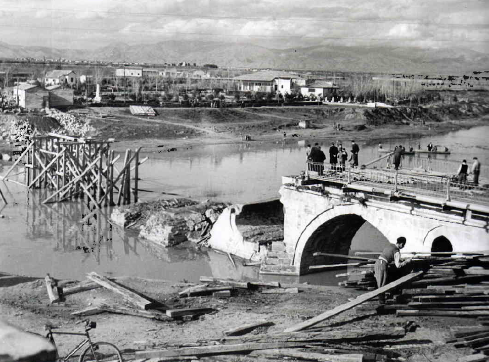 Όταν οι βόμβες έπεφταν στη Λάρισα και ο σεισμός ισοπέδωνε την πόλη – Η τραγική ιστορία του 1940-41 (video) Όταν οι βόμβες έπεφταν στη Λάρισα και ο σεισμός ισοπέδωνε την πόλη – Η τραγική ιστορία του 1940-41 (video)