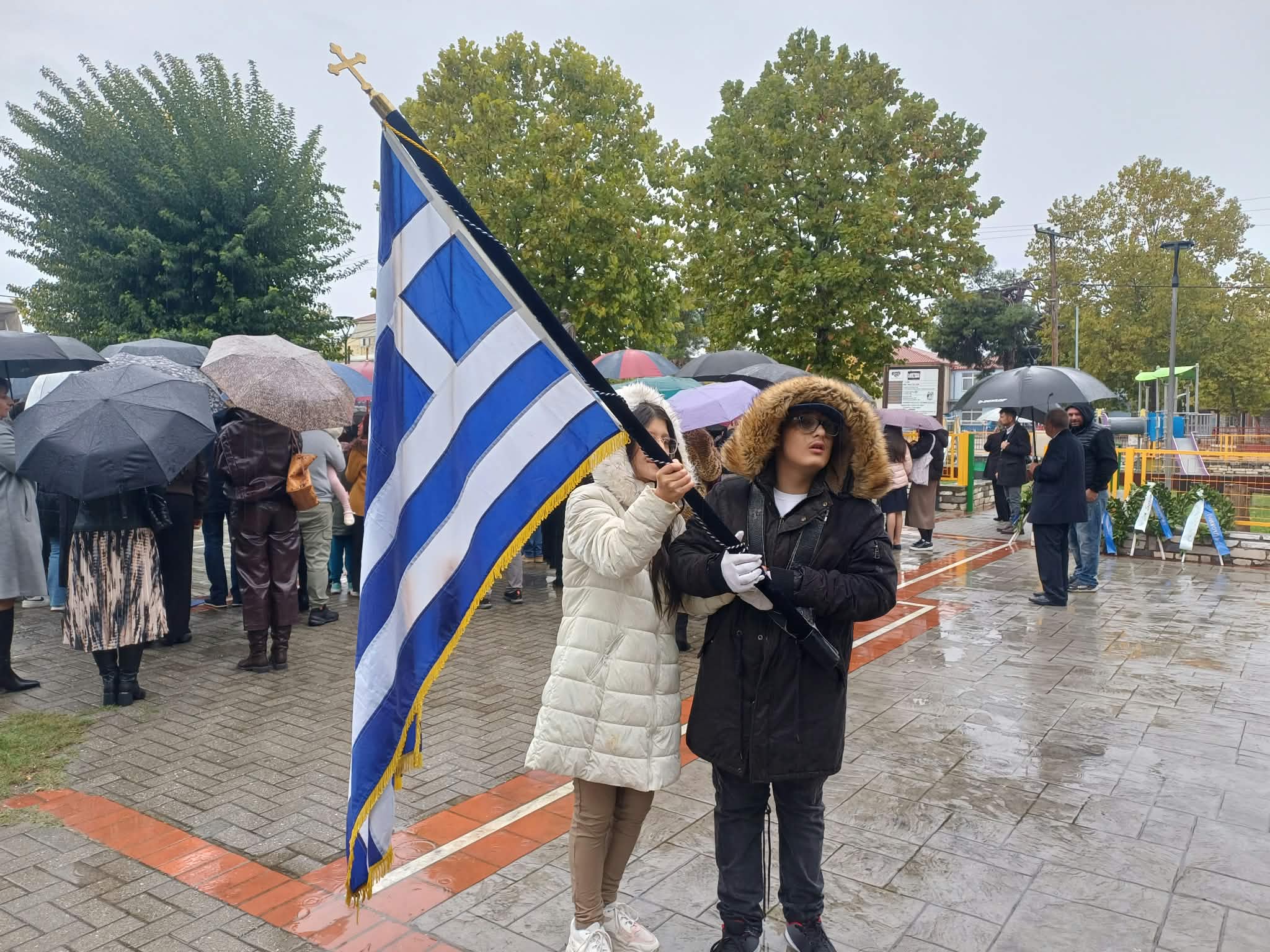 ΛΑΡΙΣΑ - Δεν έγινε η παρέλαση στη Γιάννουλη – Δεν πρόλαβε να παρελάσει σημαιοφόρος ο Στέφανος, ο μικρός μαχητής της ζωής (ΦΩΤΟ+video) ΛΑΡΙΣΑ - Δεν έγινε η παρέλαση στη Γιάννουλη – Δεν πρόλαβε να παρελάσει σημαιοφόρος ο Στέφανος, ο μικρός μαχητής της ζωής (ΦΩΤΟ+video)