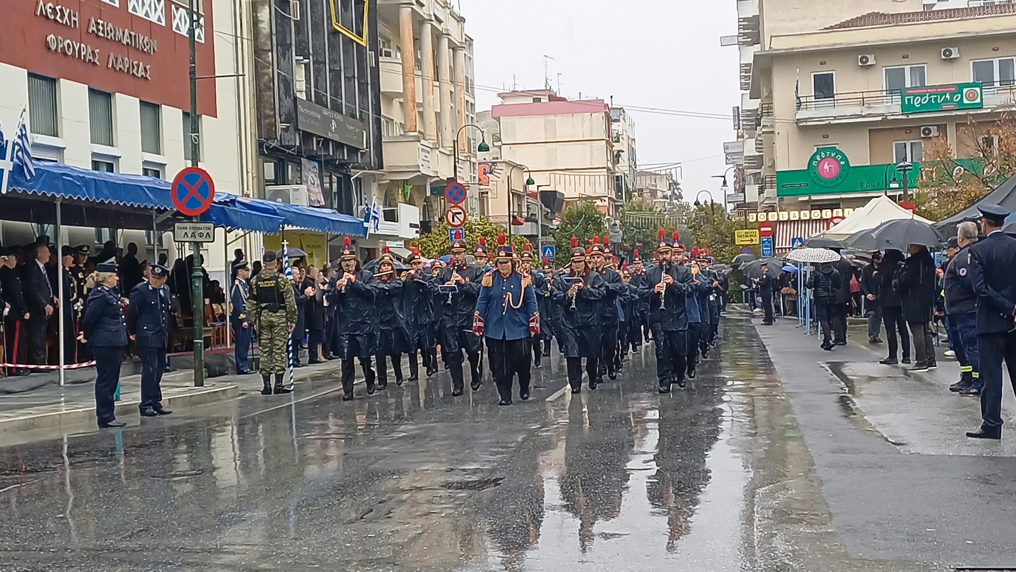 Με ομπρέλες και βροχή, αλλά με υπερηφάνεια η παρέλαση στη Λάρισα για την 28η Οκτωβρίου (ΦΩΤΟ +video)