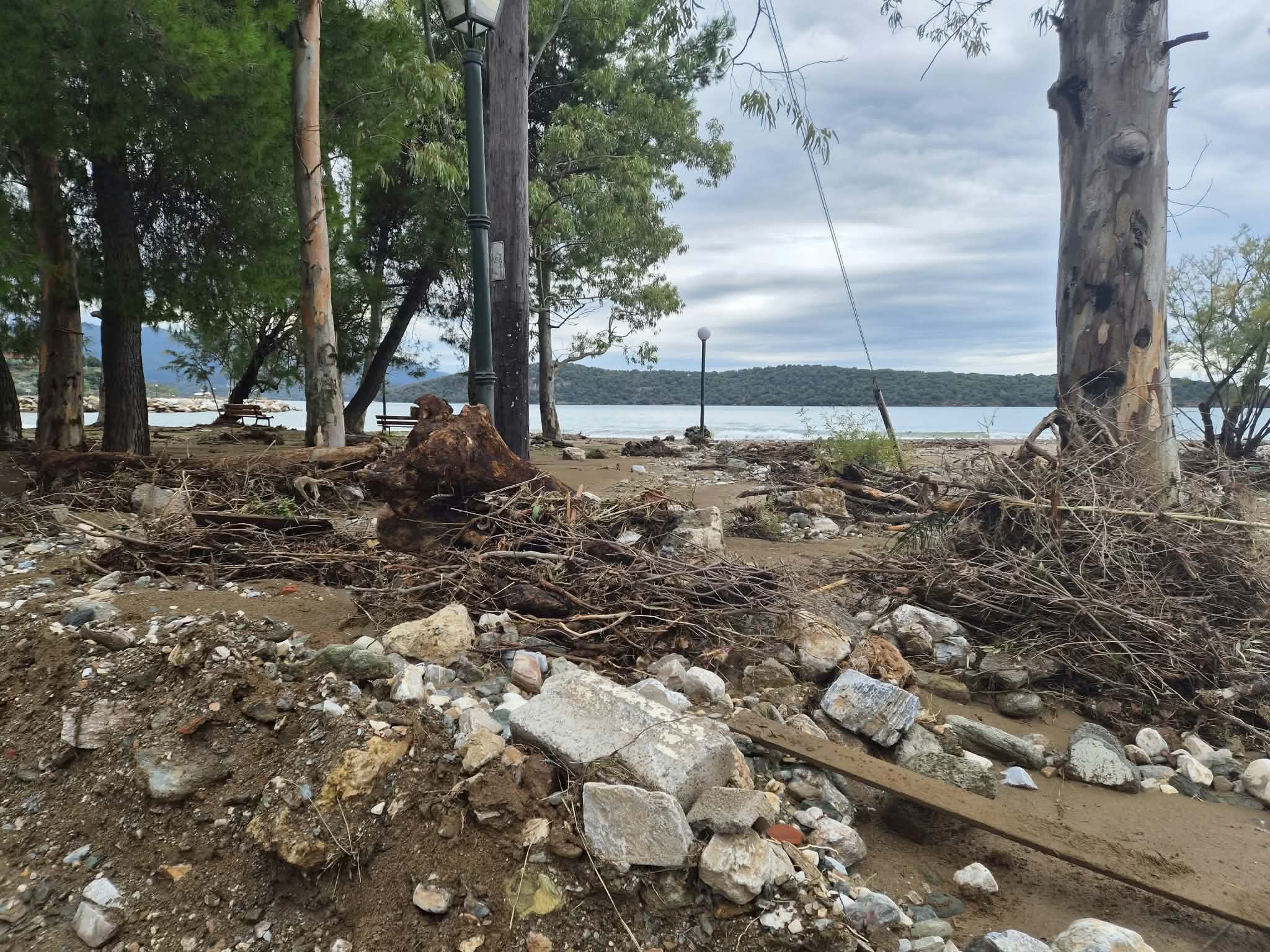 Μηλίνα: Στο ίδιο έργο θεατές τρία χρόνια μετά τον Daniel – Πλημμυρισμένα σπίτια και παραλία γεμάτη πέτρες και κορμούς