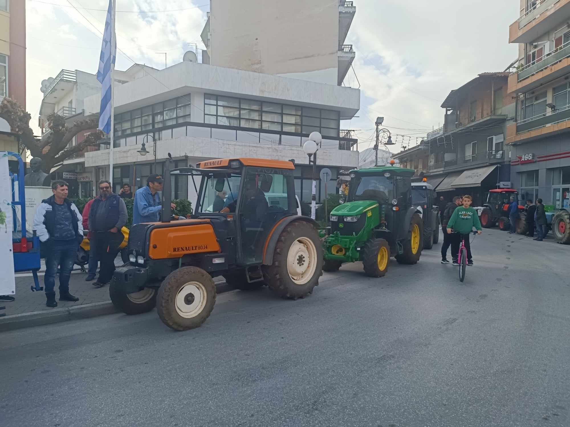 Τα τρακτερ βούλιαξαν την π[λατεία του Τυρνάβου (ΦΩΤΟ)